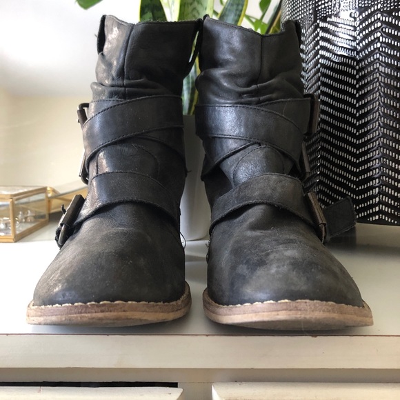 Black leather multi strap bootie w/ wood heel - Picture 4 of 4